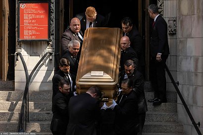 Jak się wkrótce okazało, nie obyło się bez skandalu - Ivana Trump została pochowana na polu golfowym należącym do jej byłego męża