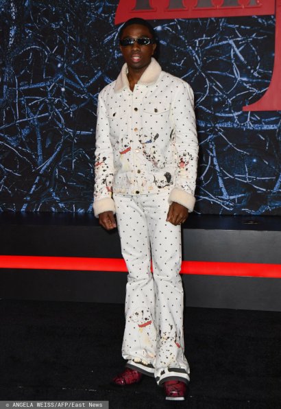 Caleb McLaughlin w ciekawym białym stroju.