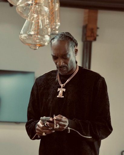 Wszystko przez Snoop Dogga, który odnalazł w czeluściach Internetu filmik z przebitą dłonią prezenterki przez Pana Ząbka.