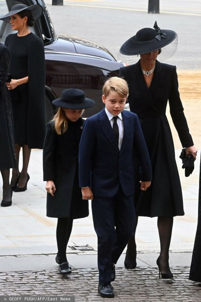 Księżna Kate założyła czarny elegancki płaszcz, czarne rajstopy i czarne szpilki. Głowę przyozdobiła czarnym kapeluszem z woalką.