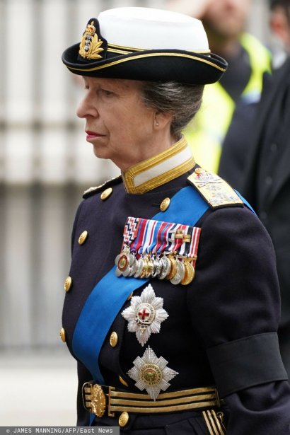 Księżniczka Anna na pogrzeb Królowej Elżbiety II założyła mundur! Zobacz galerię!