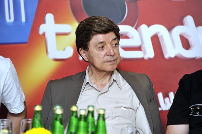 Był nie tylko związany z muzyką, ale także rozwijał swoją pasję do teatru. Z czasem jednak zrozumiał, że to właśnie śpiewanie jest jego powołaniem.