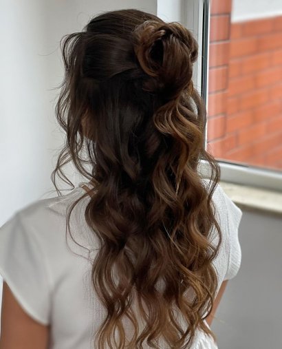 Romantyczne fryzury dla kobiet w każdym wieku - 12 inspiracji. Zobacz!