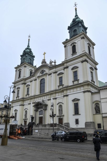 Uroczystości pogrzebowe zaczęły się od mszy w Kościele św. Krzyża w Warszawie.