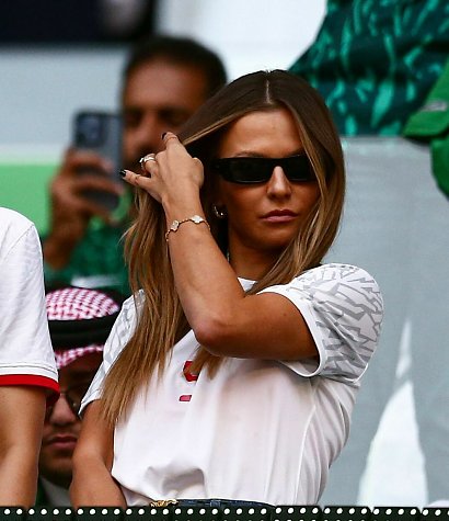 Opalona Anna Lewandowska kibicuje Robertowi na trybunach w Katarze na meczu Polska-Arabia Saudyjska! Zobacz galerię!