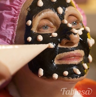 Intensywna terapia skóry twarzy złożona z kilku skondensowanych masek poprawiających kondycję skóry.