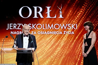 Jerzy Skolimowski otrzymał w tym roku Orła za całokształt twórczości. Nagrodę wręczała mu Małgorzata Szumowska.