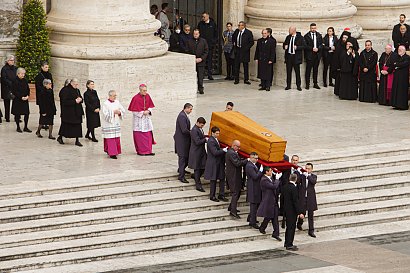 Uroczystości pogrzebowe rozpoczęły się o godz. 9 od wyniesienia trumny z ciałem Benedykta XVI na pl. Św. Piotra.