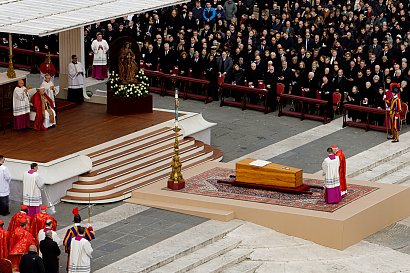 Pogrzeb papieża emeryta Benedykta XVI odbył się w Watykanie w czwartek 5 stycznia.
