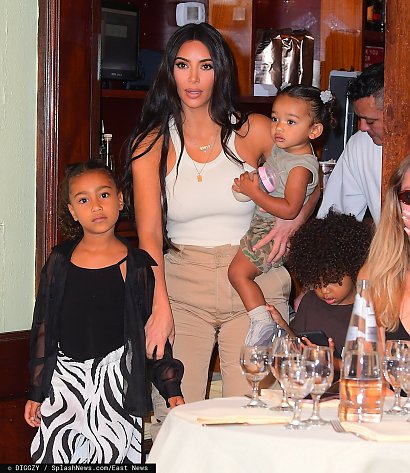 Kim Kardashian sprawia wrażenie niezwykle rodzinnej osoby.