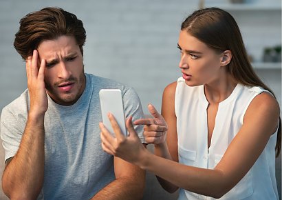 2. Partner zdaje się ukrywać przed Tobą telefon lub komputer, tak jakby miał w nich coś do ukrycia.