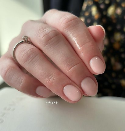 Paznokcie clean girl manicure - to hit na wiosnę 2023! Zobacz najpiękniejsze stylizacje!