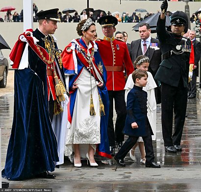 Honory syna króla podczas korkonacji pełnił książę William.