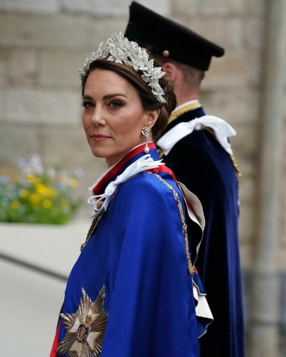 Pokazano oficjalne zdjęcia koronacyjne rodziny królewskiej! Kolejność ustawienia arystokratów zaskakuje...