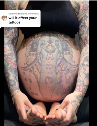 Kobieta po porodzie pokazała, jak zmienił się jej tatuaż na brzuchu po ciąży! Tego się nie spodziewaliśmy...