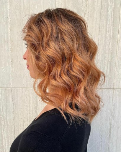 Falowany long bob w rudej koloryzacji shadow roots.