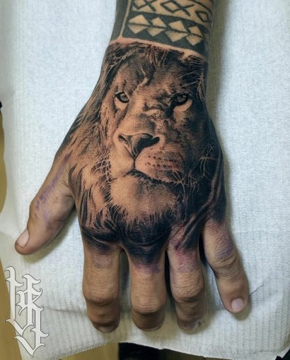 lew na dłoni