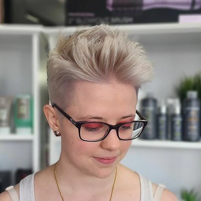 Pixie cut w koloryzacji beżowy blond z postawioną górą fryzury.
