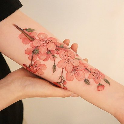 Delikatne tatuaże kwiatowe - świetne dla kobiety na pierwszy raz! Zobacz w naszej galerii piękne przykłady!