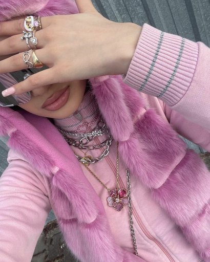 Piosenkarka lubi zakrywać swoją twarz do zdjęć, które wrzuca na Instagrama. Dzięki temu często możemy podziwiać jej paznokcie.