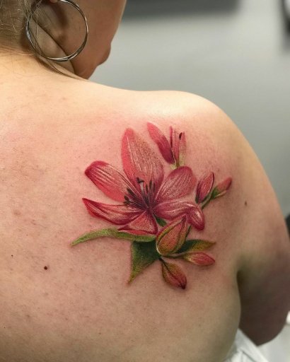 Tatuaż na łopatce dla kobiet. Oto najpiękniejsze motywy 2023 roku!
