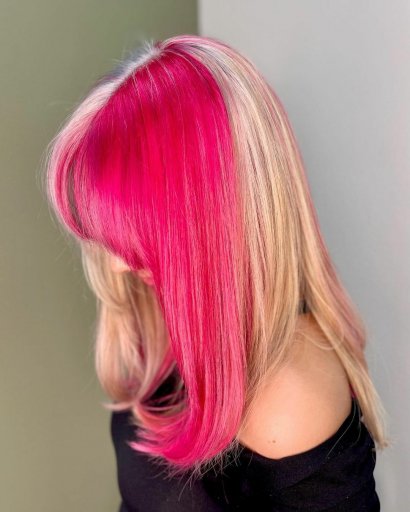 Włosy do ramion z grzywką blunt bangs w bazie z beżowego blondu plus około jedna czwarta zafarbowana na różowy kolor.