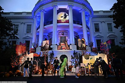 Z tej okazji Biały Dom został podświetlony na niebiesko i przystrojony specjalnymi przerażającymi ozdobami na Halloween — dyniami, czy strasznymi obrazami — m.in. wiedźmy latającej na miotle.