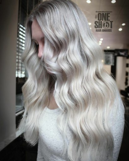 Koloryzacja shadow roots na długich włosach w popielatym blondzie.