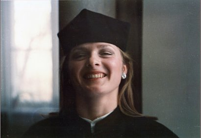 To zdjęcie z zakończenia studiów. Krystyna Pawłowicz miała tu 34 lata i właśnie otrzymała dyplom doktorski na UW.