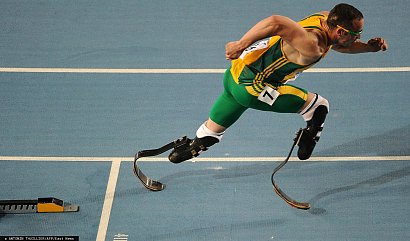 Biegał na specjalnych protezach z włókna węglowego. W 2012 roku wziął udział w igrzyskach olimpijskich w Londynie, uczestniczył w biegu na 400 m i sztafecie 4x400 m.