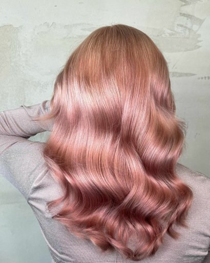 Piękne, falowane włosy w ciepłych odcieniach różanego blondu.