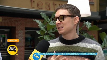 Zgrabna fryzurka uwidacznia jego rysy twarzy...