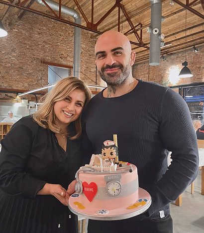 Akop Szostak wstawił zdjęcia ze swoją mamą, pierwsze aktualne, do którego pozowali z urodzinowym tortem...