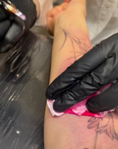 Maja Hyży to jedna z tych celebrytek, które lubią zdobić swoje ciało tatuażami, a jeszcze bardziej lubią chwalić się tym w sieci. Kilka dni temu w mediach społecznościowych opublikowała filmik ze studia tatuażu. Ozdobiła swoje ciało mikrorealistycznymi kwiatami, wśród których znalazły się... imiona jej dzieci.