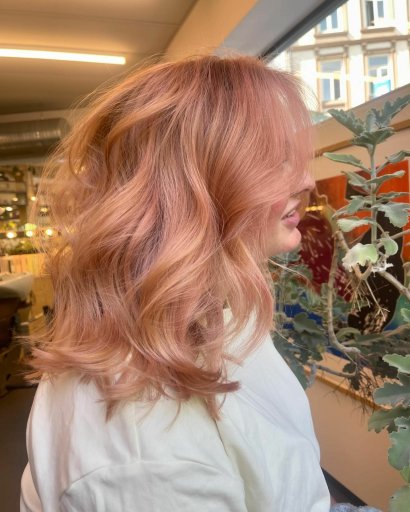 W nadchodzących miesiącach truskawkowy blond zdominuje zarówno ulice miast, jak i wybiegi mody, stając się jednym z najgorętszych trendów w koloryzacji włosów.