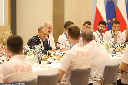 Sieć obiegły zdjęcia, na których widać, że w czasie rozmów nie zabrakło uśmiechu, żartów i gratulacji.