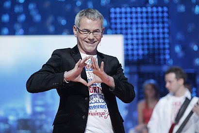 Szczególnie w takim programie jak mój, ja muszę myśleć szeroko, bo ten program oglądają też ludzie w moim wieku i starsi - powiedział.