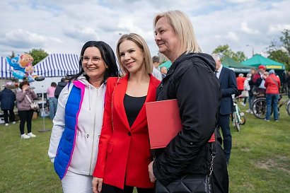 Marta Nawrocka wskoczyła w czerń i czerwień