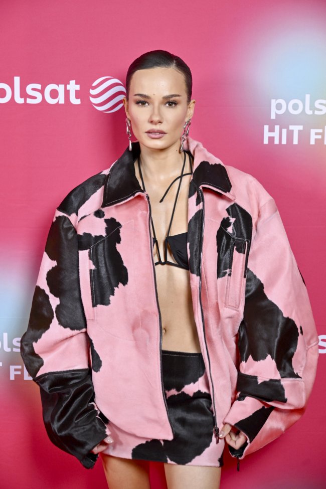 Natalia Szroeder wypięła ciało w mikroskopijnym staniku i krowich łatach. Fani bez litości [zdjęcia]